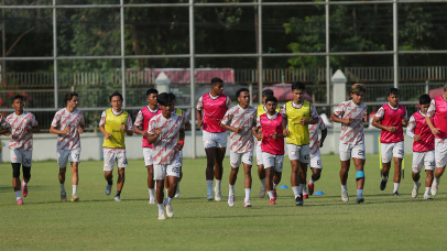 Pemain Persis Solo menjalani latihan taktik dan fisik jelang laga kontra Malut United FC di Stadion Manahan, Senin (20/10/2025).