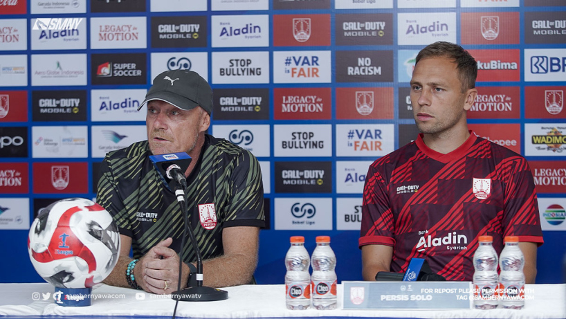 Peter de Roo dan Xandro Schenk dalam konferensi pers jelang laga Persis Solo vs Malut United
