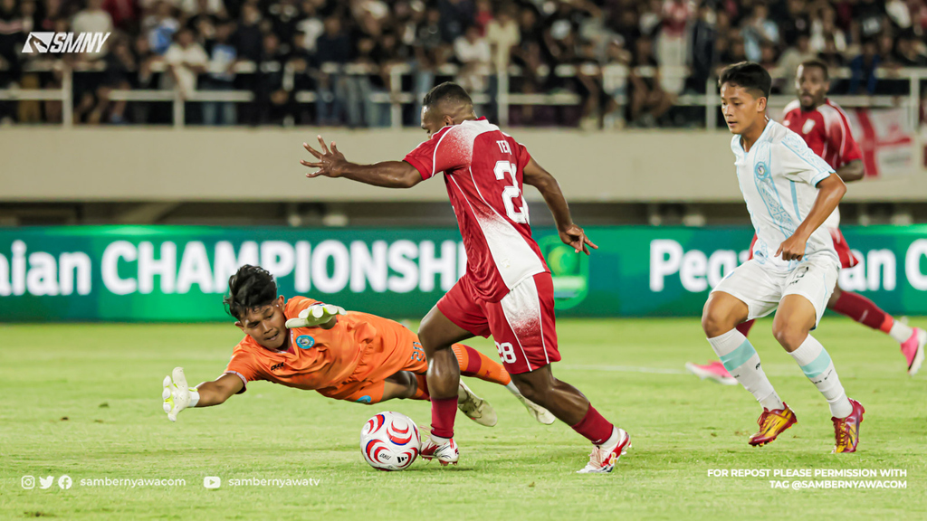 Pemain Persis Solo, Terens Puhiri, saat mencoba menghindari adangan penjaga gawang PSBS Biak pada pertandingan pekan ketiga Pegadaian Championship 2026/2027 di Stadion Manahan, Solo, Minggu (20/9/2026). (Okta Riska/Sambernyawa.com)