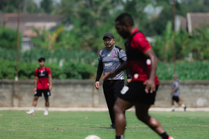 Pelatih Persis Solo, Ricky Nelson, saat memimpin sesi latihan anak asuhnya menjelang pertandingan melawan De Red FC pada pekan ke-5 Pegadaian Championship 2026/2027 yang akan berlangsung di Stadion Manahan, Solo, Minggu (11/10/2026) pukul 15.30 sore WIB.