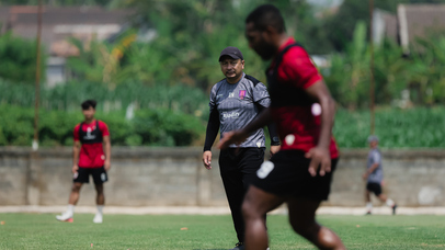 Pelatih Persis Solo, Ricky Nelson, saat memimpin sesi latihan anak asuhnya menjelang pertandingan melawan De Red FC pada pekan ke-5 Pegadaian Championship 2026/2027 yang akan berlangsung di Stadion Manahan, Solo, Minggu (11/10/2026) pukul 15.30 sore WIB.