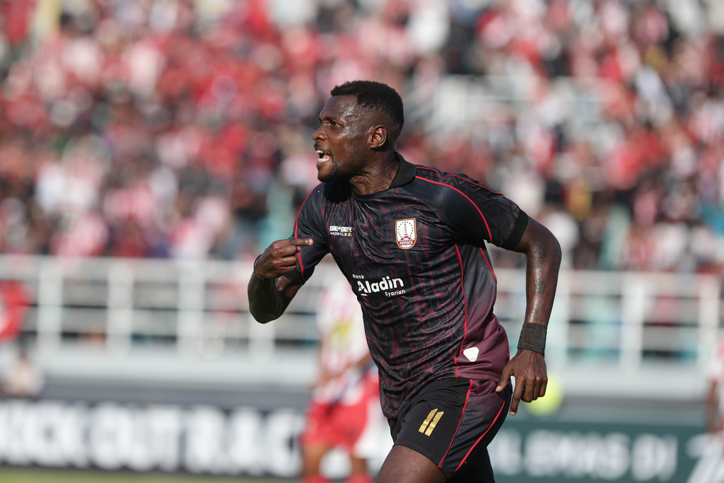 Penyerang asing Persis Solo, Henri Doumbia, saat melakukan selebrasi setelah mencetak gol ke gawang Deltras Sidoarjo pada duel pekan keenam Pegadaian Championship 2026/2027 di Stadion Gelora Delta, Sidoarjo, Minggu (18/10/2026). (DOK Persis)