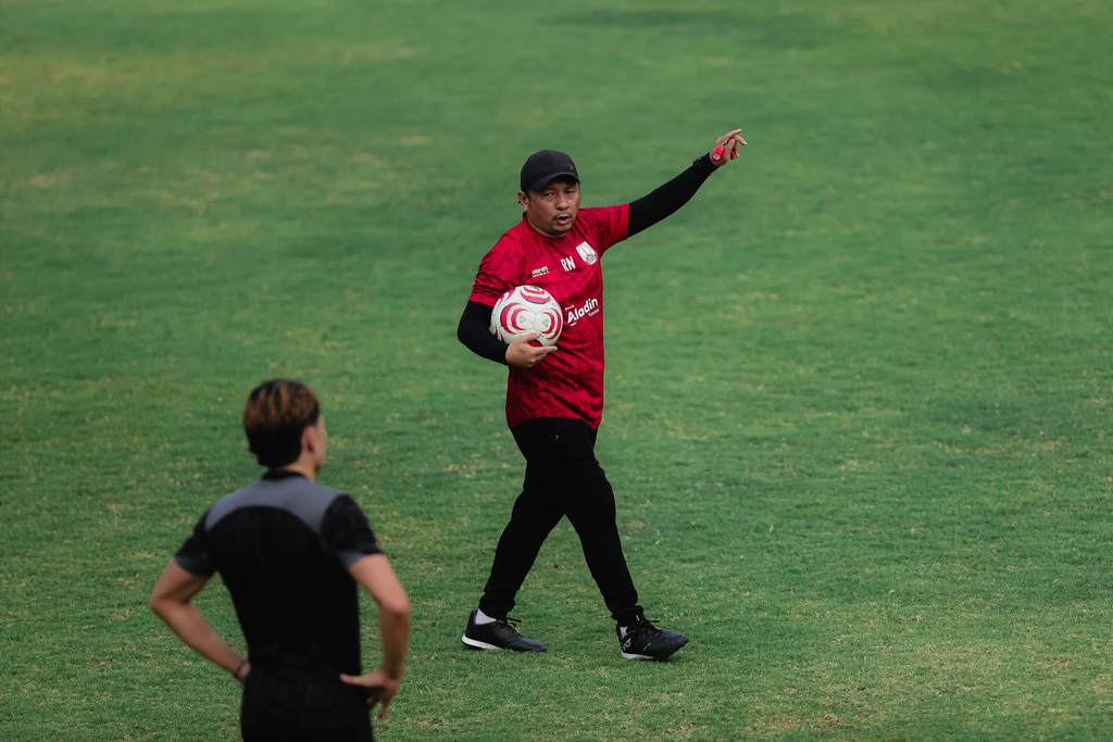 Pelatih Persis Solo, Ricky Nelson, saat memimpin sesi latihan anak asuhnya menjelang duel melawan Kendal Tornado FC pada pekan keempat Pegadaian Championship 2026/2027. (DOK Persis Solo)
