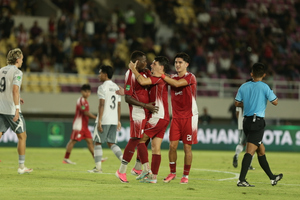 Pemain Persis Solo, Henri Doumbia, Vico Duarte, dan Theo Lemming, saat melakukan selebrasi bersama seusai mencetak gol ke gawang RANS FC dalam duel pekan ke-7 Pegadaian Championship 2026/2027. (DOK Persis)