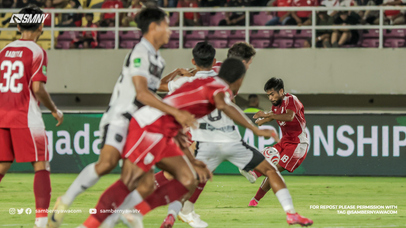 Pemain Persis Solo, Saldi Amiruddin, saat menembak bola ke gawang Kendal Tornado FC pada duel pekan keempat Pegadaian Championship 2026/2027 yang berlangsung di Stadion Manahan, Solo, Sabtu (3/10/2026). (Sambernyawa.com/Okta Riska)