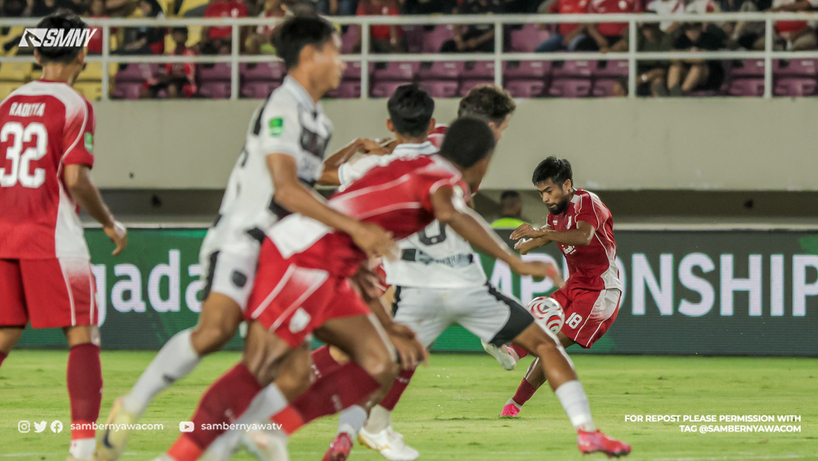 Pemain Persis Solo, Saldi Amiruddin, saat menembak bola ke gawang Kendal Tornado FC pada duel pekan keempat Pegadaian Championship 2026/2027 yang berlangsung di Stadion Manahan, Solo, Sabtu (3/10/2026). (Sambernyawa.com/Okta Riska)